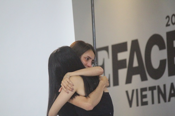 Thí sinh The Face bị hỏi khó vì chụp ảnh nude và bán hàng online